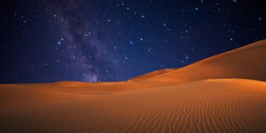 Sahara 'daki güzel gece çölü.