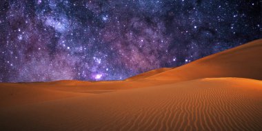 Güzel gece gökyüzü Yıldızlar ve çölde Samanyolu.