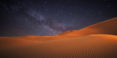 Akşamları çölün tepelerinde Samanyolu ile gece gökyüzü