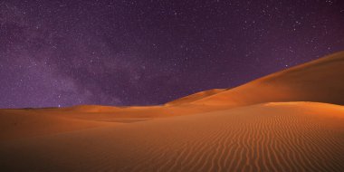 Dubai 'de bir çölün güzel gece gökyüzü, Birleşik Arap Emirlikleri.