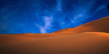 Çölde kum tepeciği