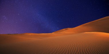 Geceleri çöl kumulları