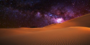 Çöl manzaralı, kumlu ve aylı..