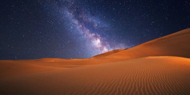 Arkasında çöl olan gece manzarası.