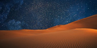 Yıldızlı ve samanyolu gece gökyüzü