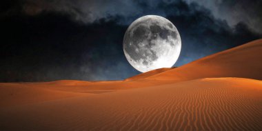 Gece gökyüzündeki ay