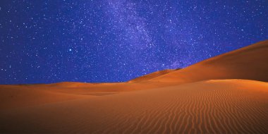 Sahara çölünün gece manzarası.