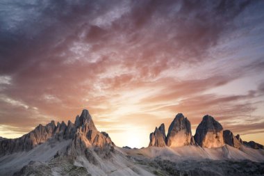 Dolomitlerde gün doğumu görünümü