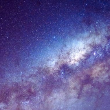 Gece gökyüzünde Samanyolu Galaksisi