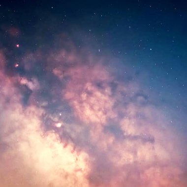 Gece gökyüzünde renkli Samanyolu Galaksisi