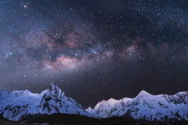 Güzel samanyolu ve dağlardaki yıldızlar