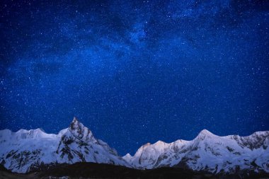 Güzel bir gece Yıldızlı gökyüzü Yıldızlı ve samanyolu