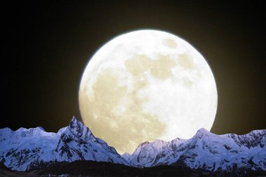 Dolunay dağ üzerinde