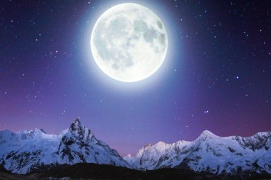 Gece gökyüzündeki ay