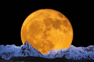 Dağların üzerinde ay