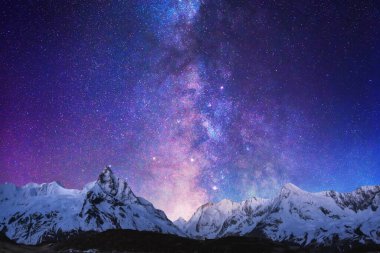 Geceleri dağlarda Samanyolu