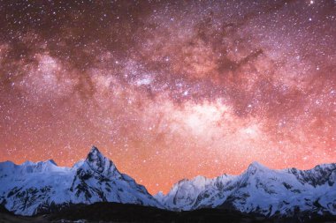 Yıldızlı ve dağlı Samanyolu 'nun gece görüşü