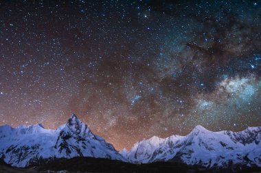 Gece gökyüzünde Samanyolu Galaksisi