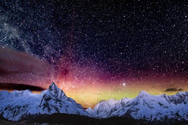 Gece gökyüzünde Samanyolu Galaksisi