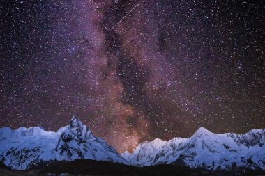 Yıldızlı gökyüzü Dağlarda bir yıldızla