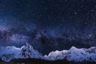 Yıldızlı gökyüzü ve dağlar manzarası
