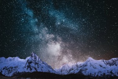 Samanyolu ve dağlardaki yıldızlar