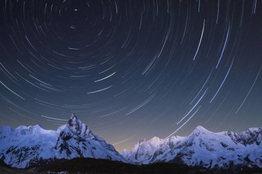 Yıldızlı ve aylı güzel gece gökyüzü