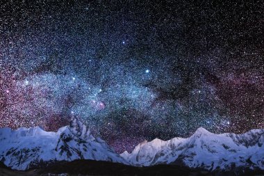 Samanyolu ve karlı dağ geceleri.