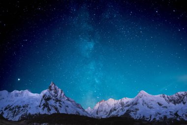 Karlı ve dağlı gece manzarası