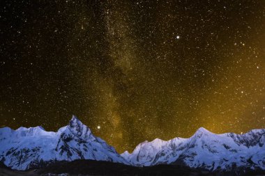 Yıldızlar ve dağlarla dolu güzel bir gece manzarası