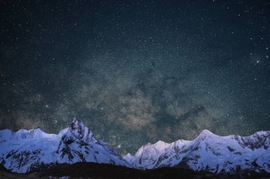 Samanyolu ve dağlı yıldızlı gece göğü