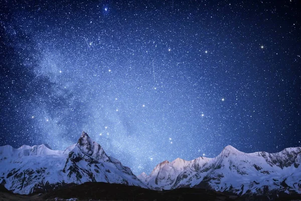 Yıldızlı gece ve Samanyolu dağlarda, yıldızlarda ve karlarda. Gece gökyüzünde Samanyolu Galaksisi. Dağların üzerinden Samanyolu, Samanyolu