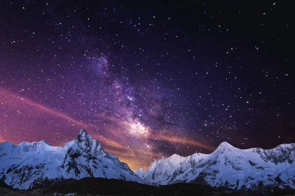 Yıldızlı ve samanyolu güzel gece gökyüzü