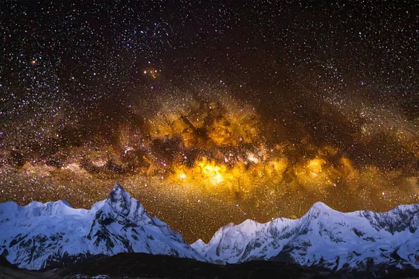 Samanyolu ve gece yıldızlı gökyüzü