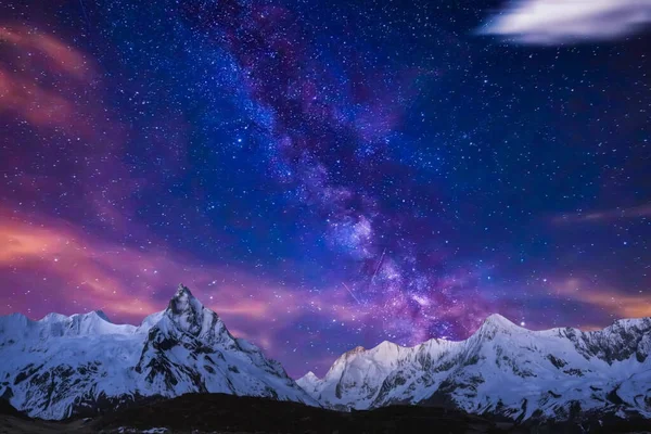 Yıldızlı ve bulutlu güzel gece gökyüzü