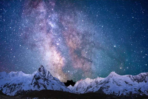 Gece gökyüzünde Samanyolu Galaksisi