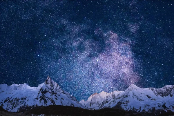 Yıldızlı ve aylı güzel gece gökyüzü