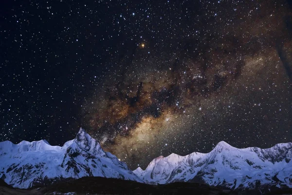 Yıldızlı gece gökyüzü, samanyolu ve dağlarla