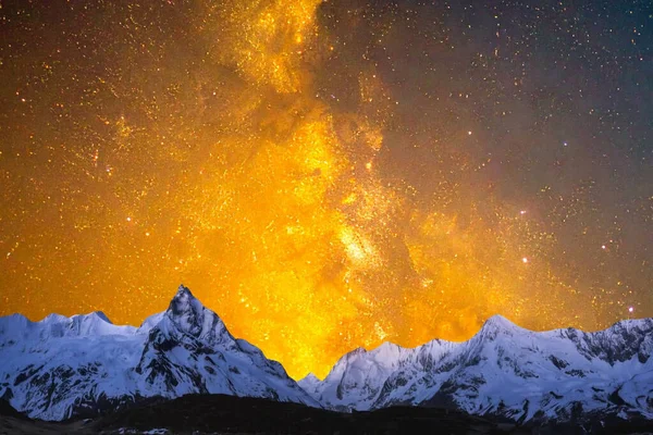 Samanyolu ile yıldızlı gökyüzü