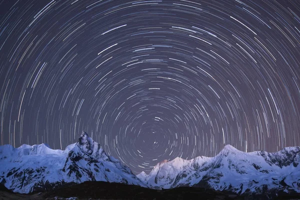 Karlı dağ zirveleri geceleyin