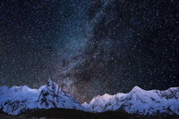 Gece yıldızlı gökyüzü dağlarda Samanyolu 'nda.