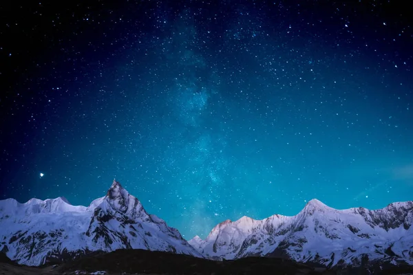 Karlı ve dağlı gece manzarası