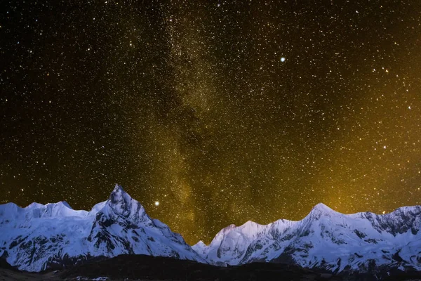 Yıldızlar ve dağlarla dolu güzel bir gece manzarası