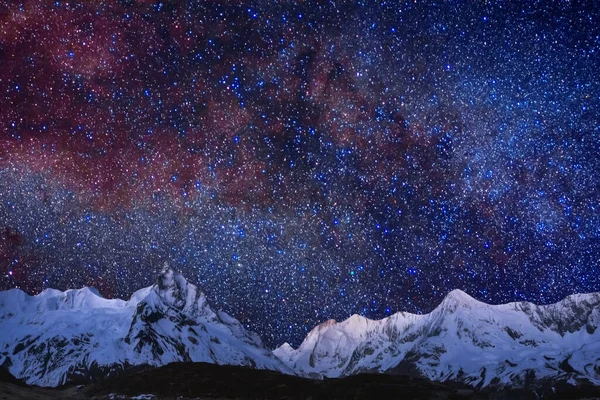 Yıldızlı ve samanyolu gece gökyüzü