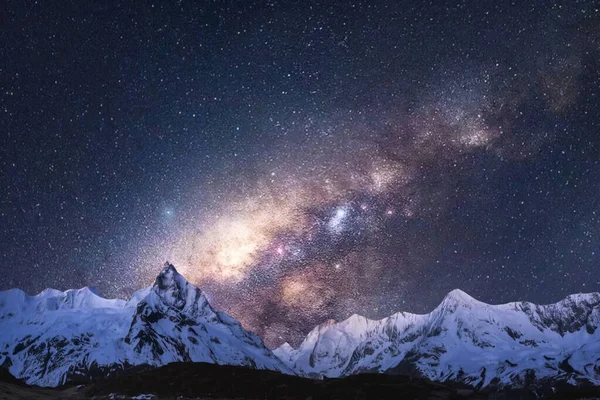 Karlı ve dağlık samanyolu gece görüşü.