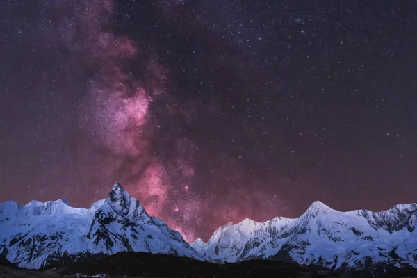 Yıldızlı ve karlı güzel gece gökyüzü