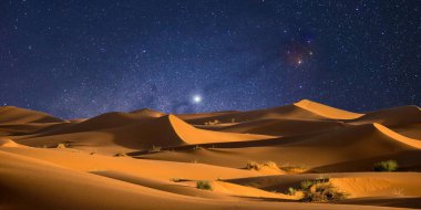 Çölün güzel gece manzarası