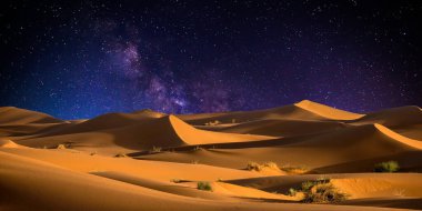 Gece yarısı Sahara Çölü manzarası, Fas