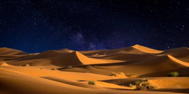 Güzel bir gece Yıldızlı gökyüzü Samanyolu ile