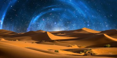 Gece gökyüzünde çölün gece manzarası, yıldızlar, samanyolu ve yıldızlar. Aylı güzel bir manzara, Orta Doğu 'da bir yıldız.